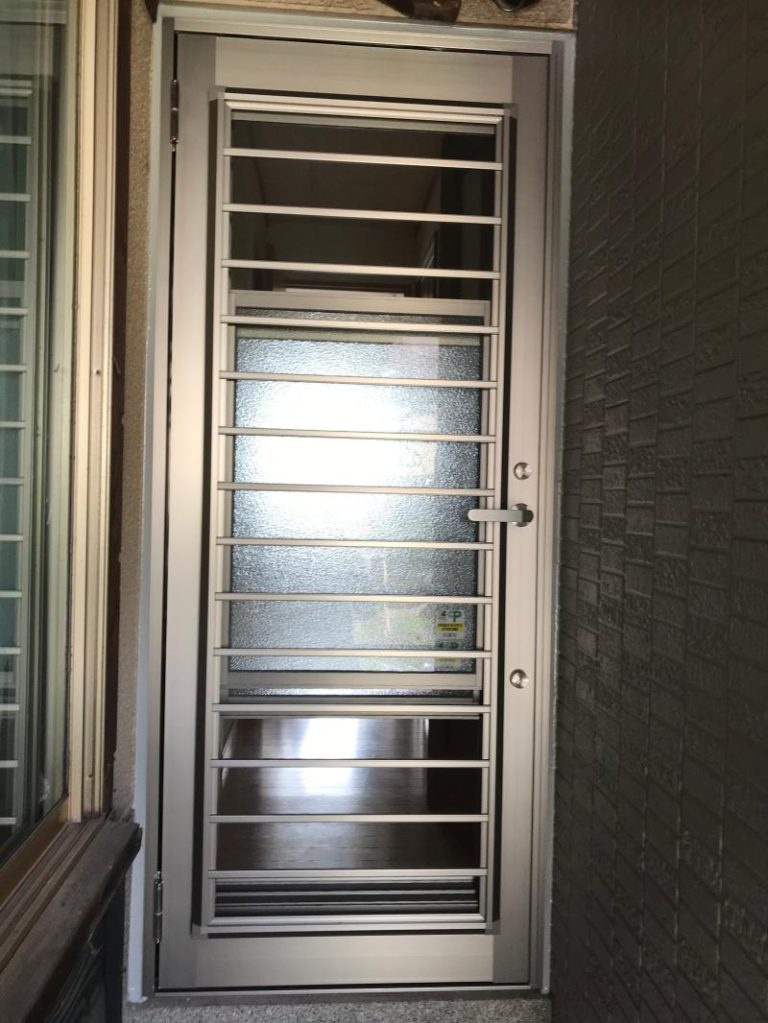 愛知県大府市　勝手口ドア取替工事　LIXILリシェントSG仕様