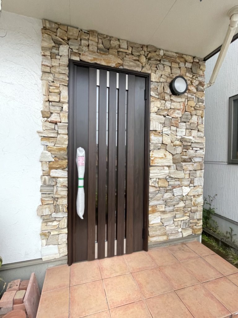 愛知県大府市　LIXILリシェント戸建住宅玄関ドア工事店【窓香房】