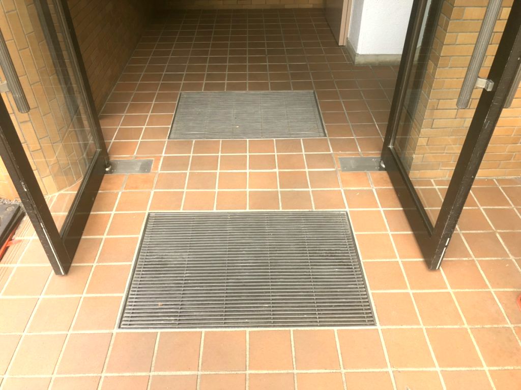 名古屋市天白区　マンションエントランスドア・フロアヒンジ交換工事