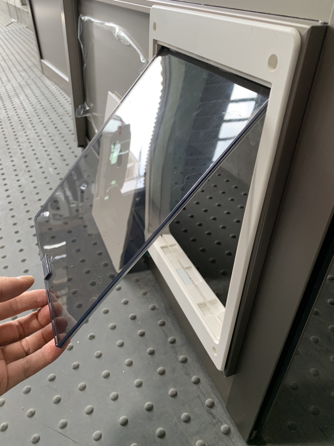 愛知県大府市　ペット扉取付ドアリフォーム工事