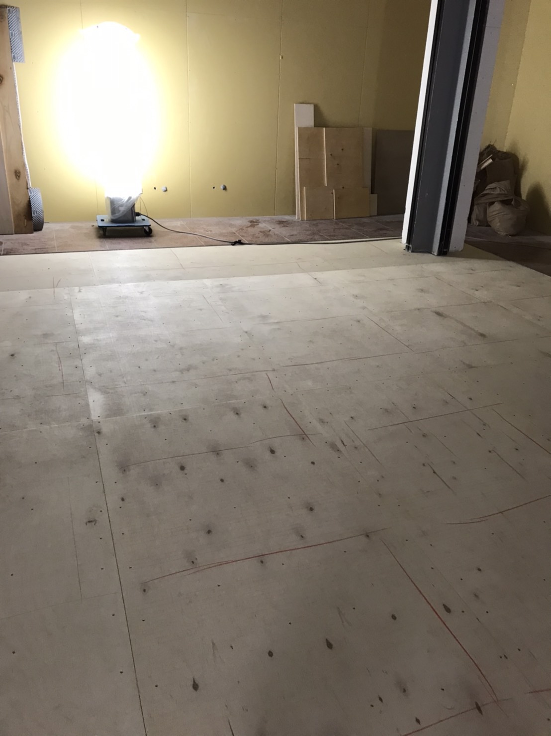 東京都大田区にて羽田空港ビル内テナントの置床工事