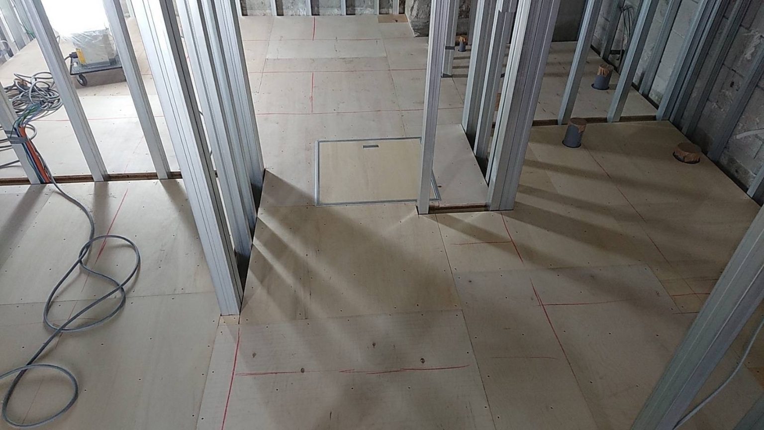 神奈川県横浜市西区　クリニックの置床工事