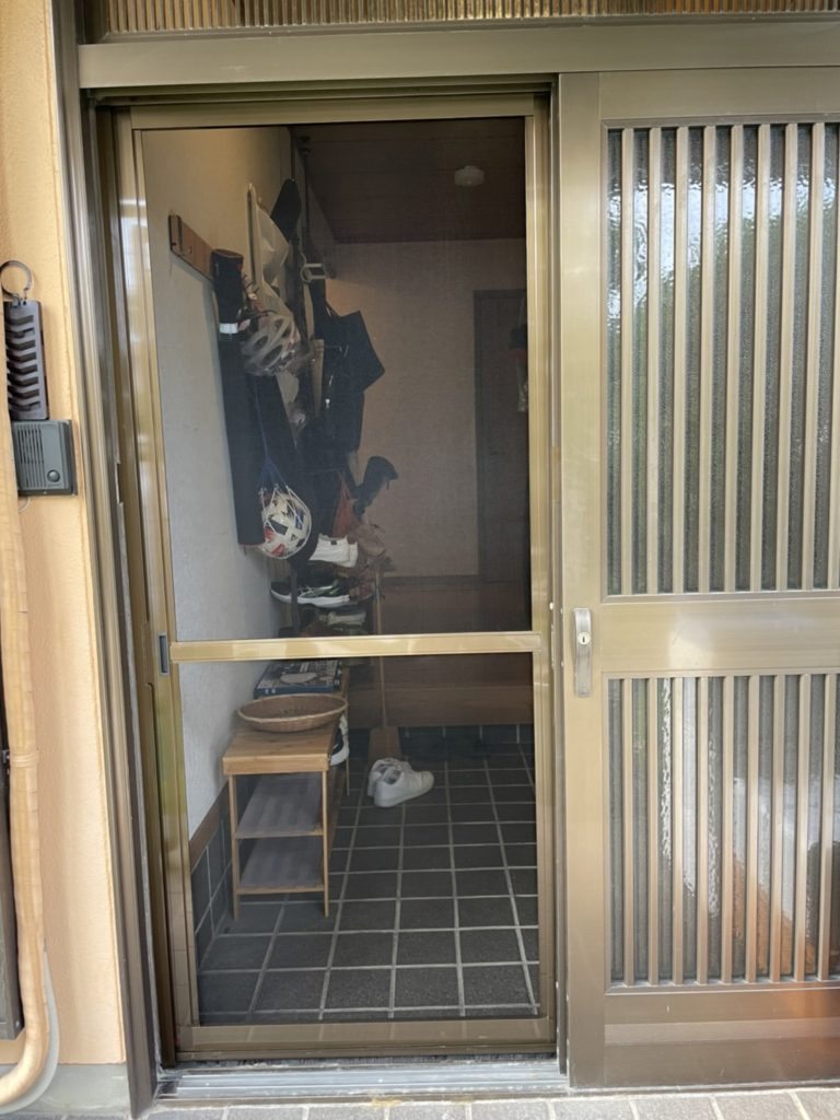 愛知県大府市　玄関引戸用上吊り方引き網戸設置工事