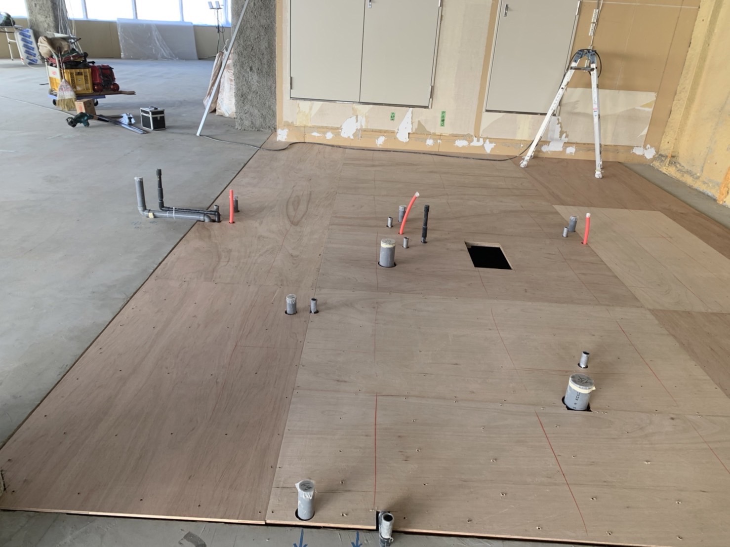 神奈川県藤沢市　クリニック置床工事