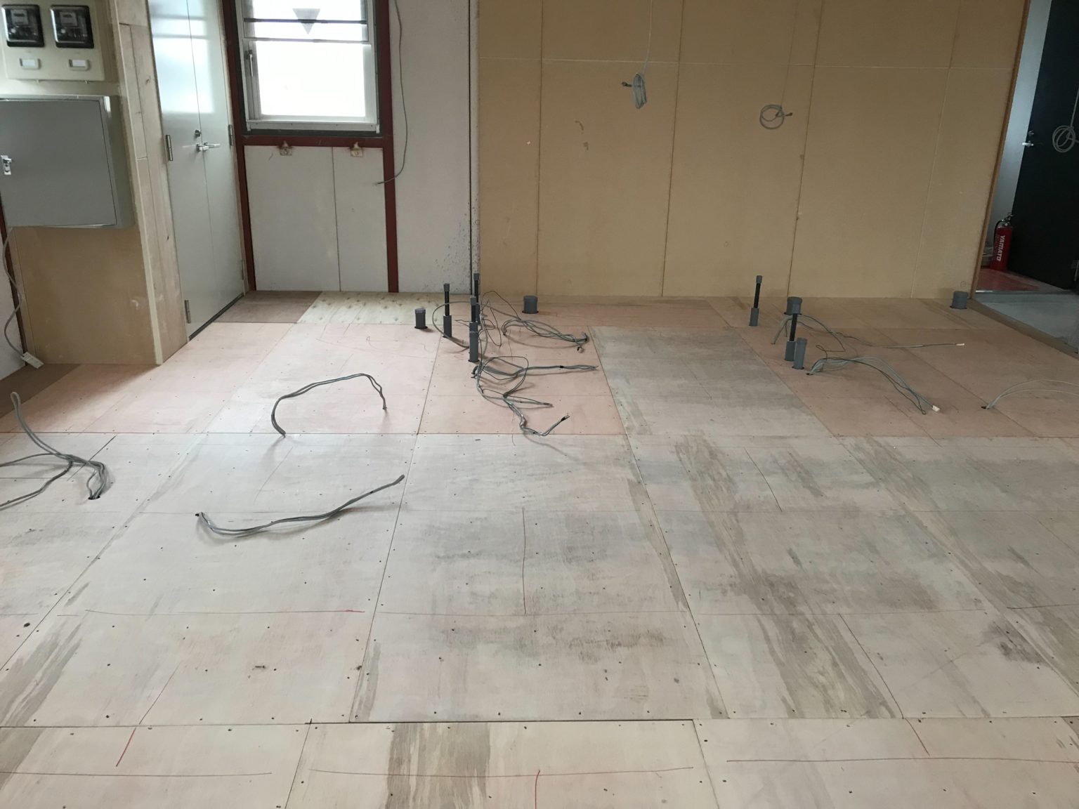 神奈川県高座郡寒川町　ビル置床工事