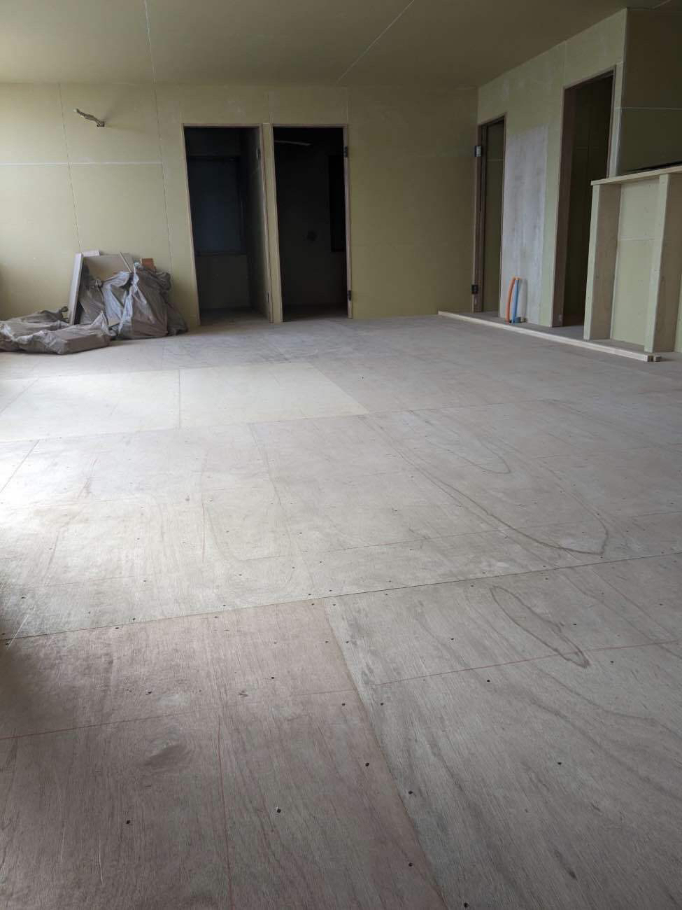 東京都足立区　店舗の置床工事