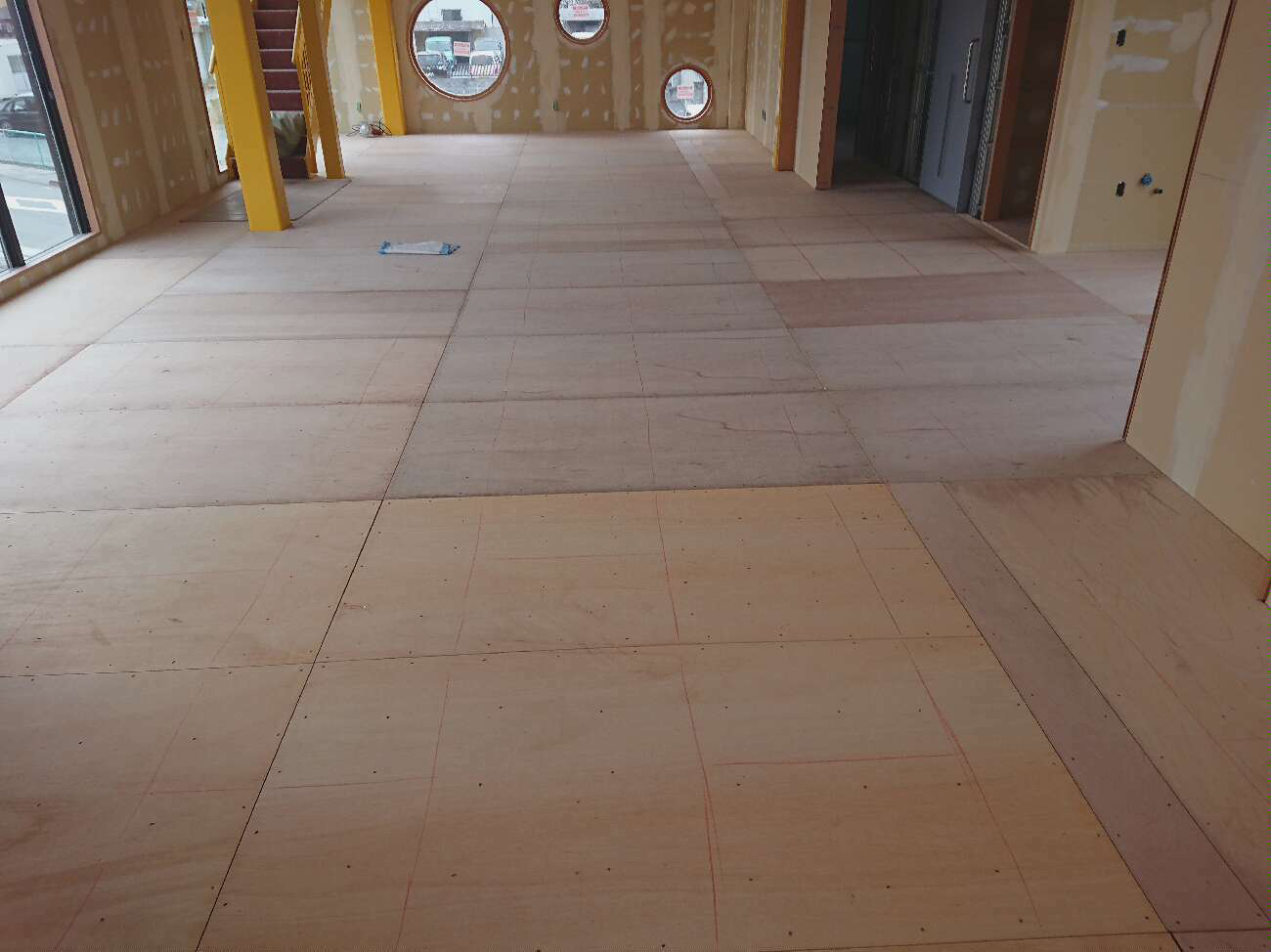 栃木県下野市　店舗の置床工事