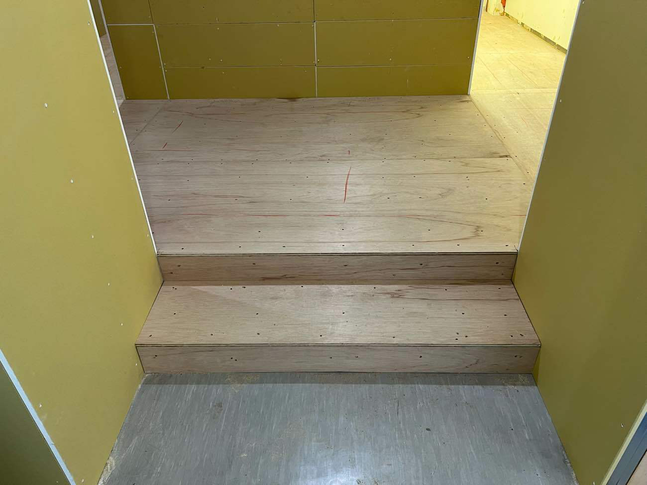 群馬県伊勢崎市　工場の置床工事