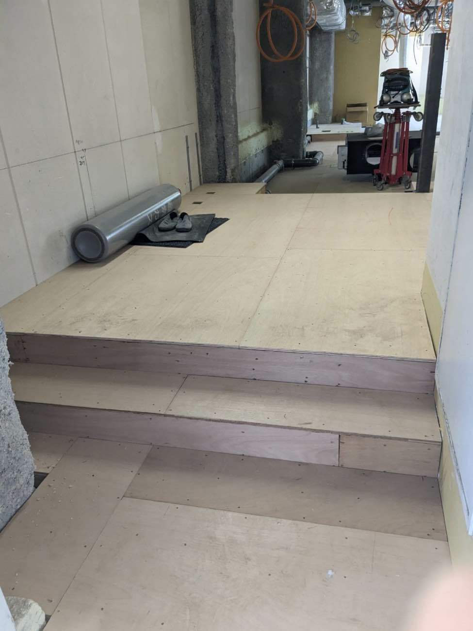 東京都渋谷区　クリニックの置床工事