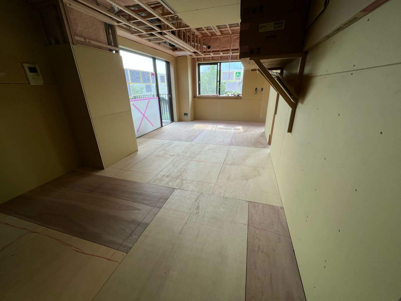 東京都新宿区に　マンション１日置床工事