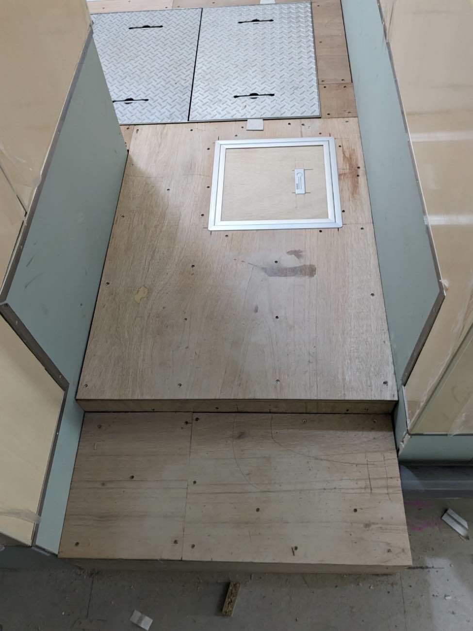 東京都葛飾区　店舗の置床工事