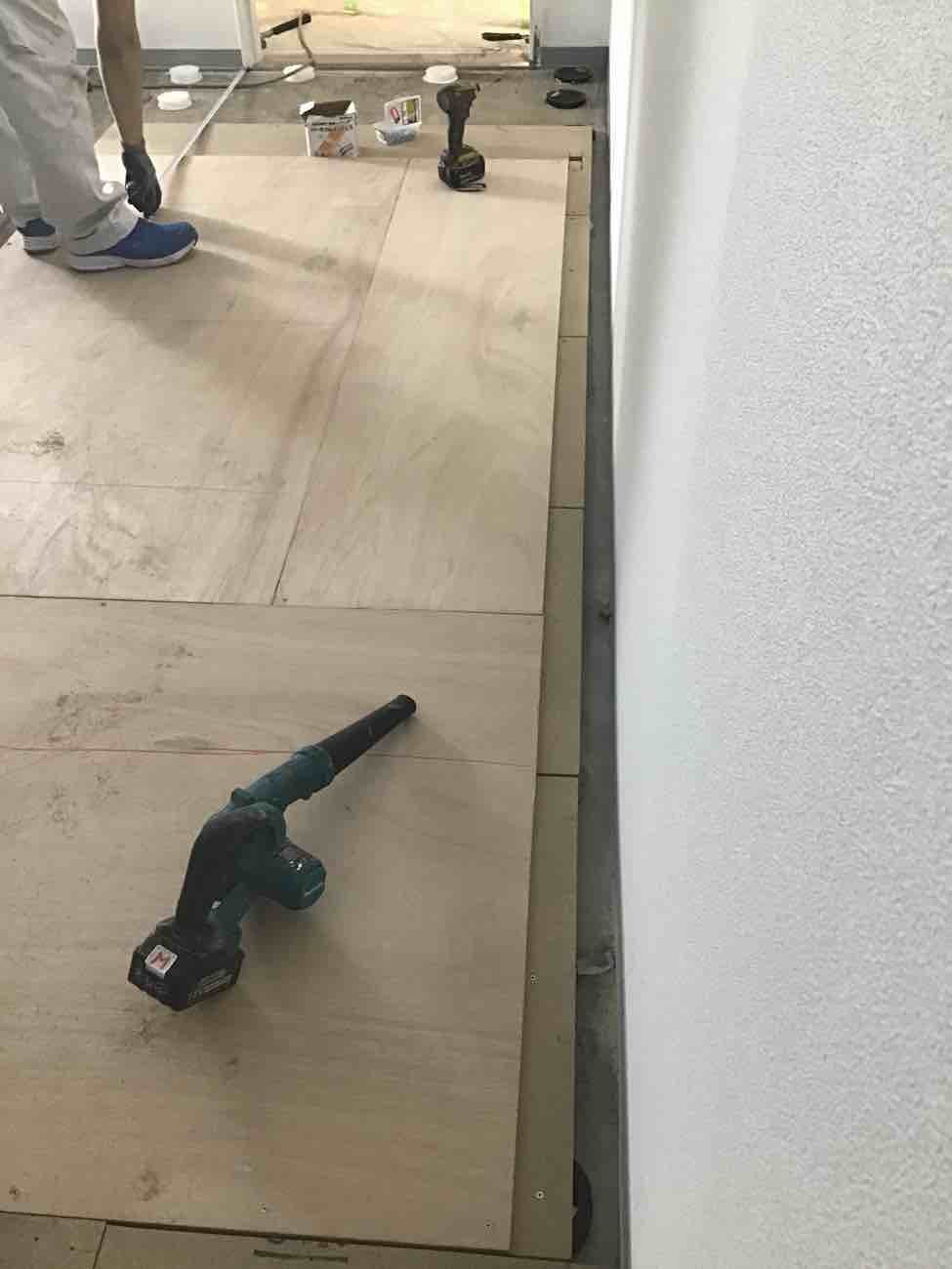 東京都新宿区　ビルの置床工事