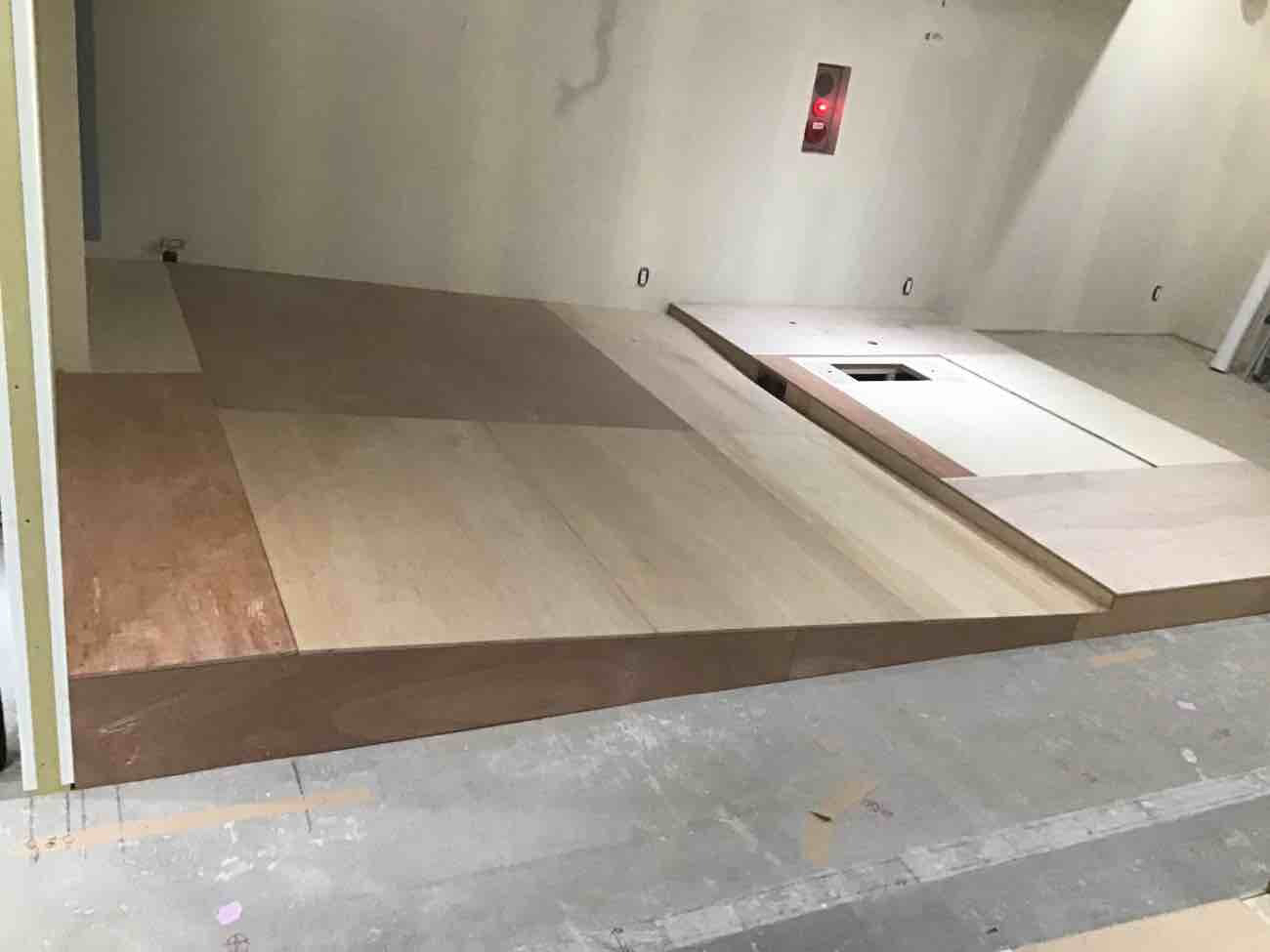 東京都中央区　インドアゴルフ店舗練習場の置床工事