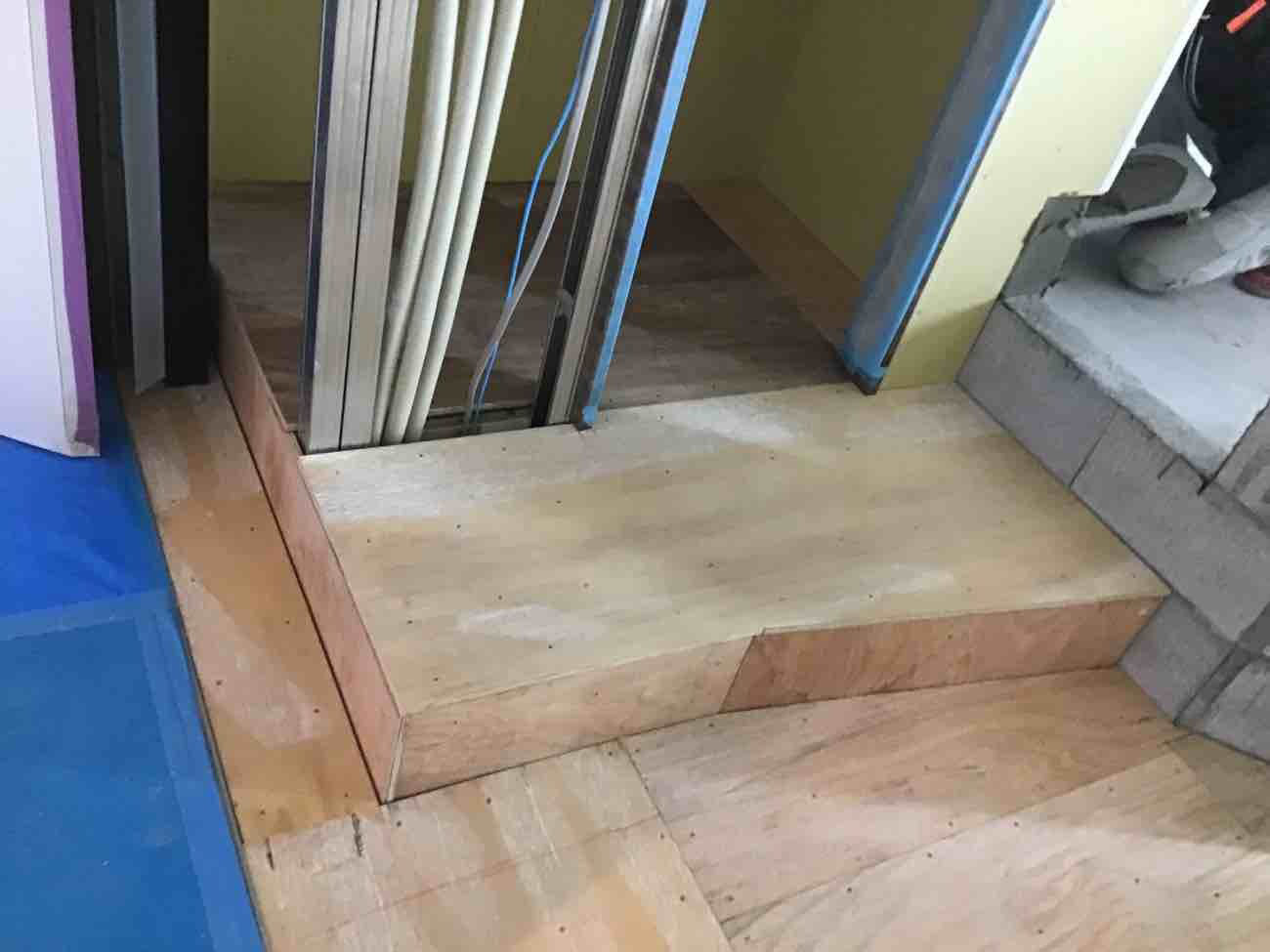 東京都港区にて店舗新築の置床工事を行いました。乾式二重床