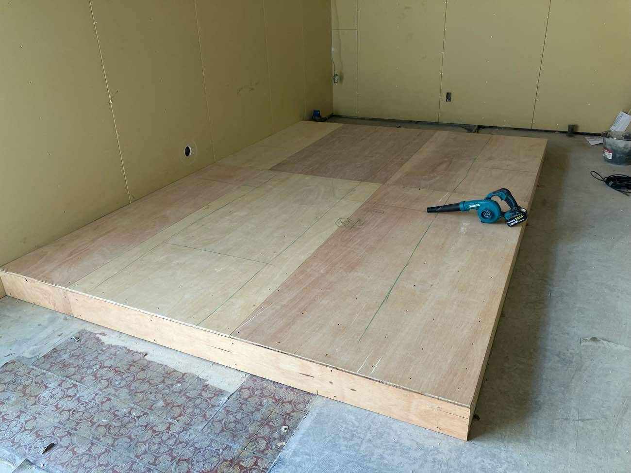 神奈川県横浜市港南区　マンション改修の置床工事