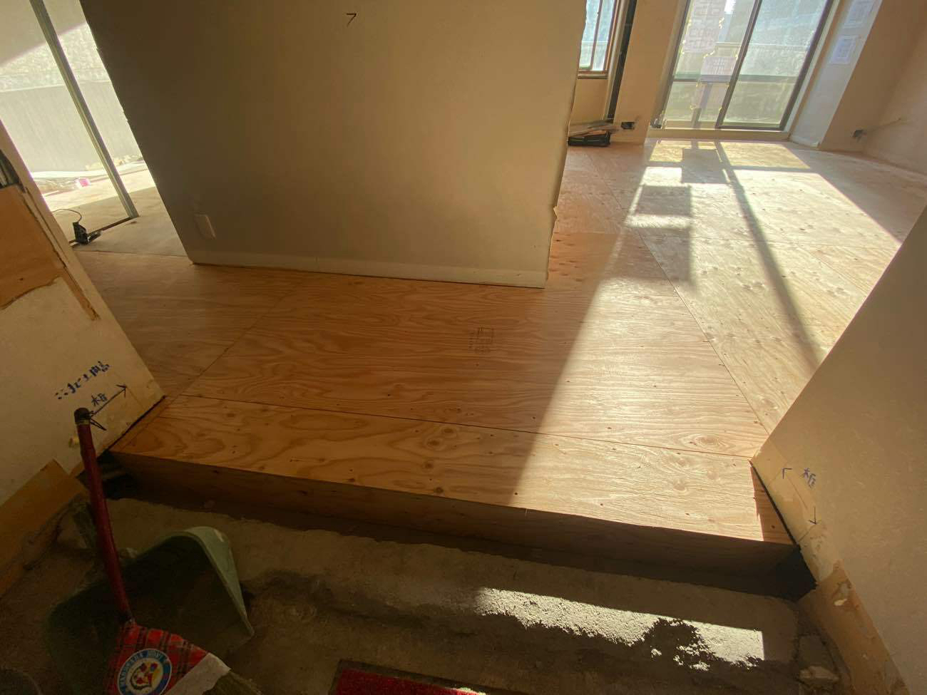東京都新宿区　マンション1日置床工事