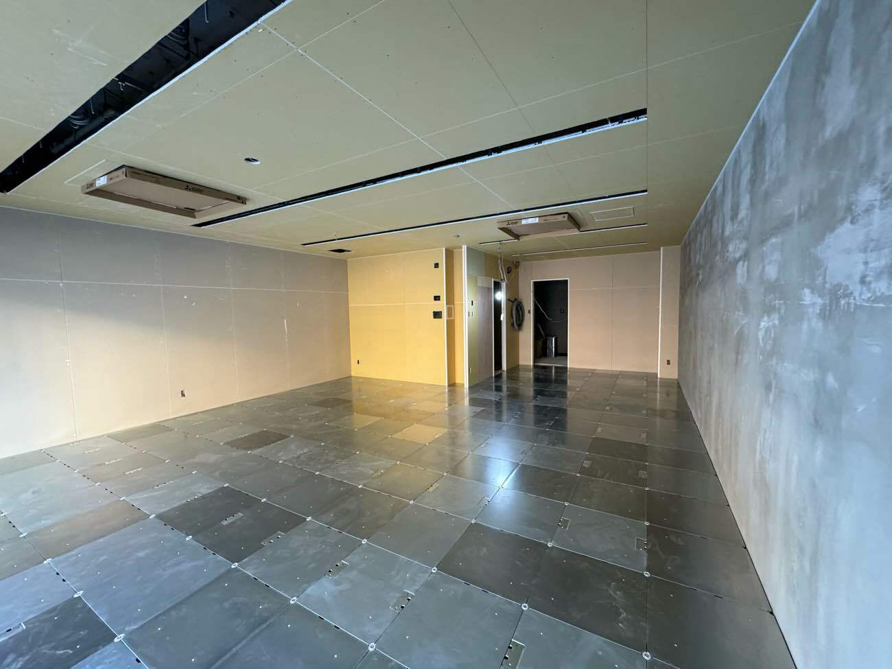 東京都稲城市　店舗のOAパネル工事