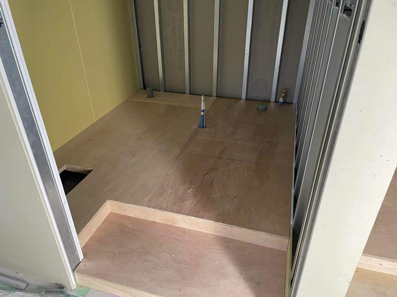 神奈川県横浜市旭区　店舗の置床工事