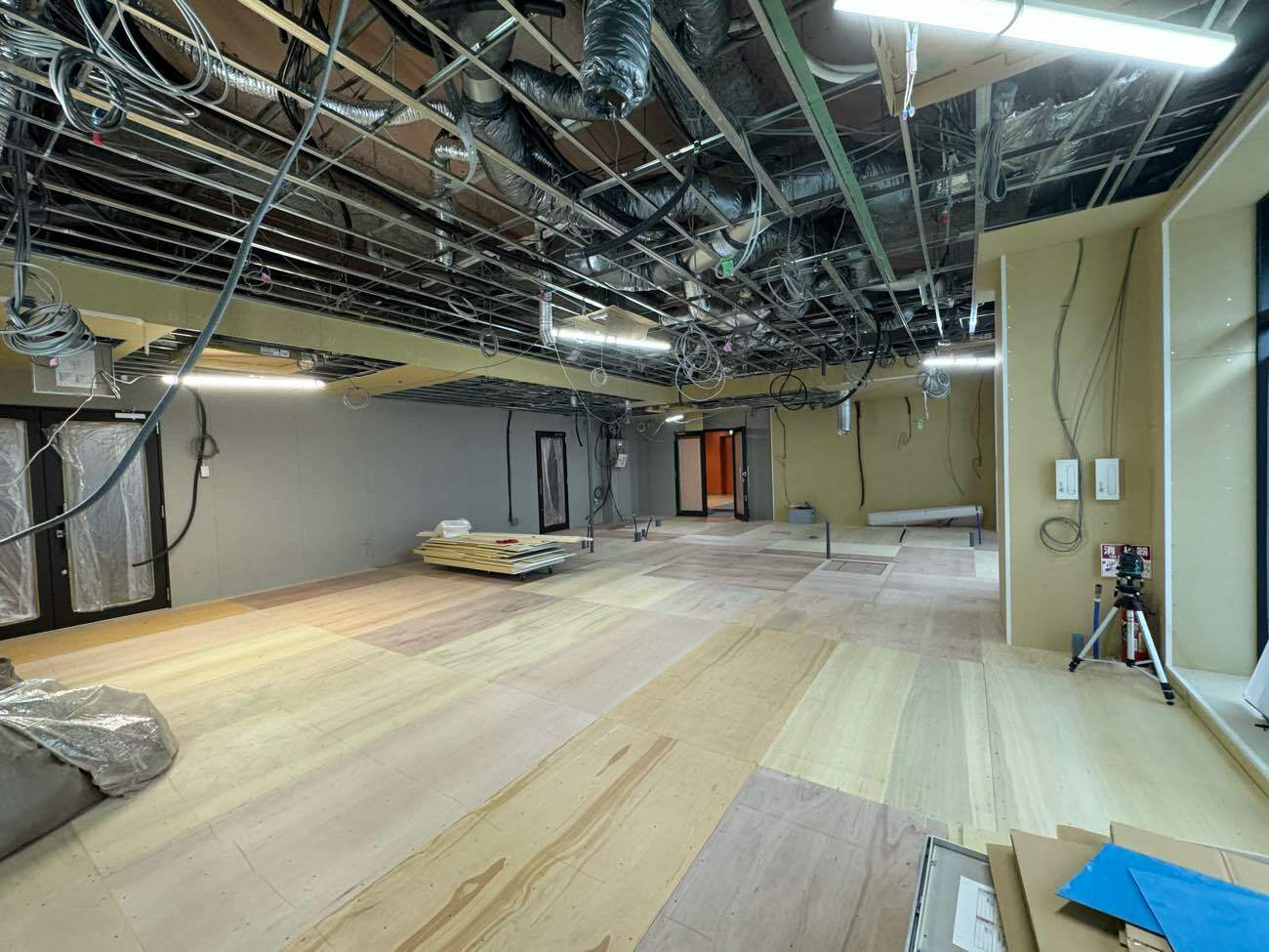 東京都新宿区　クリニックの置床工事