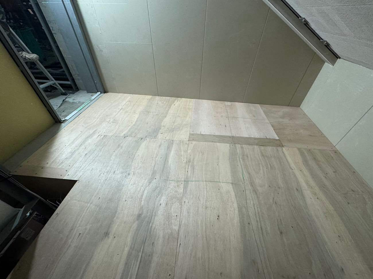 東京都新宿区　店舗の置床工事