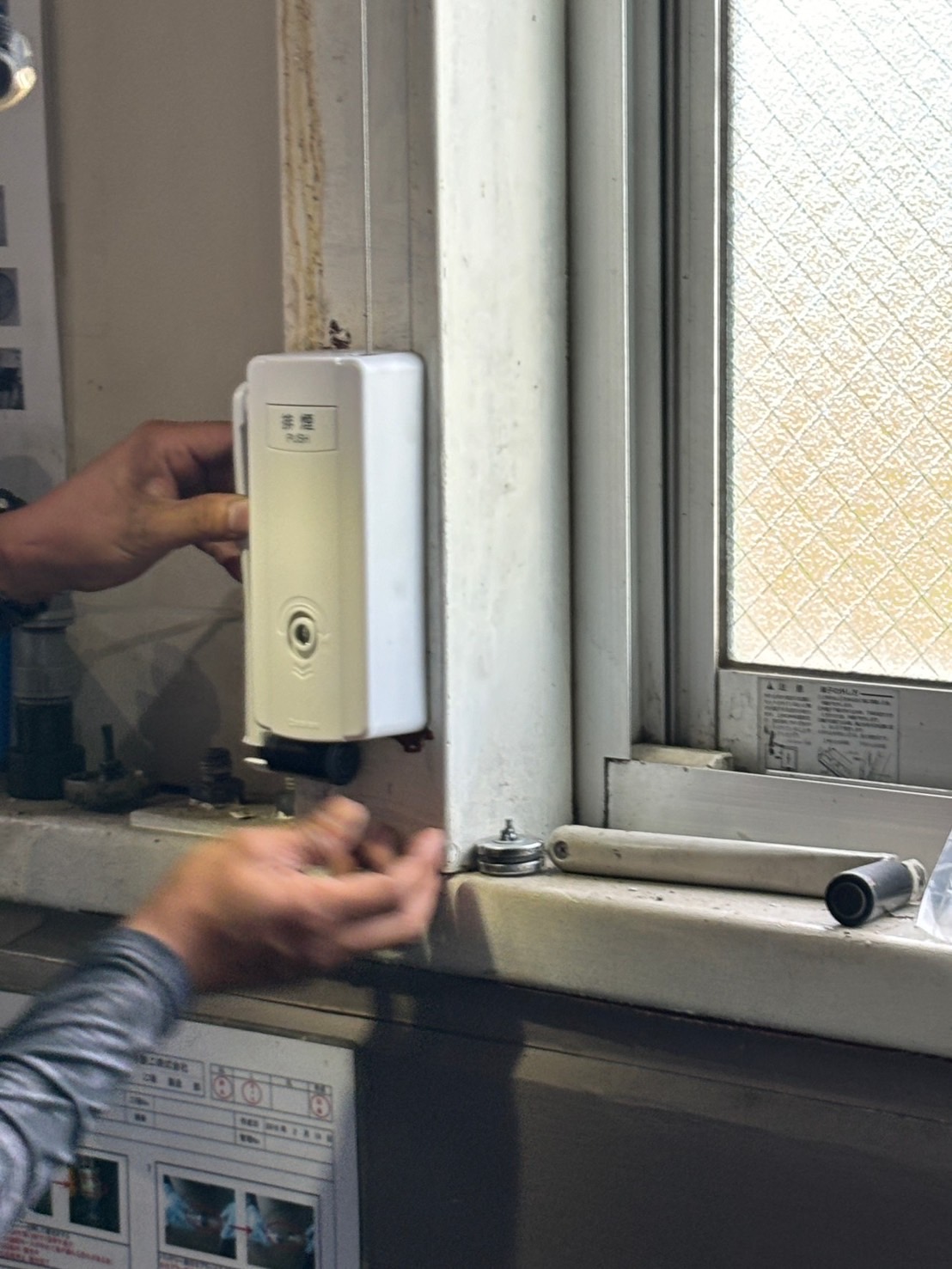 愛知県半田市　工場の排煙窓オペレーターハンドル交換工事